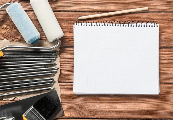 Instrumentos sobre mesa de madera — Foto de Stock