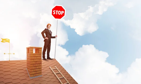 Μηχανικός άνθρωπος στέκεται πάνω σε στέγη σπιτιού — Φωτογραφία Αρχείου