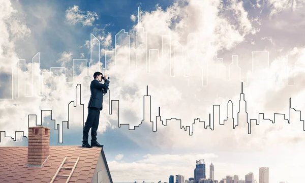 Joven hombre de negocios viendo paisaje urbano — Foto de Stock