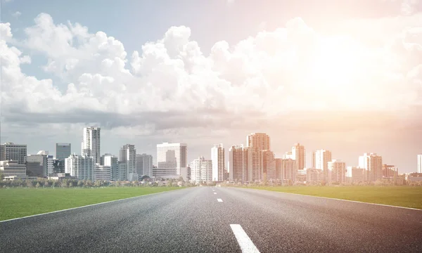 Strada per la grande città — Foto Stock