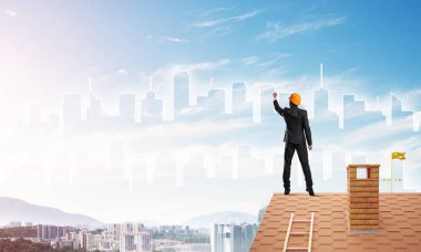 adam evin çatı sırt ile ayakta 