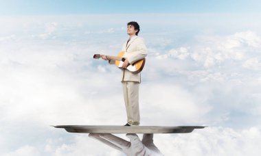 Garson tepsi adam sunulması