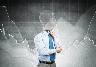 Adam fikrini düşünüyor.