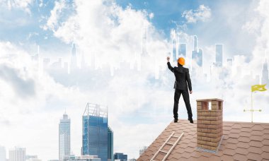 adam evin çatı sırt ile ayakta 