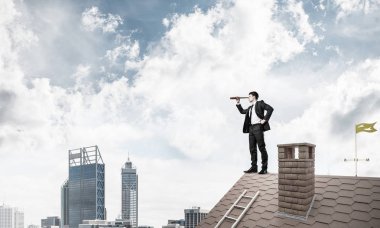 Bay patron tuğla çatı üzerinde