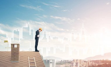 Çatının kenarında genç işadamı