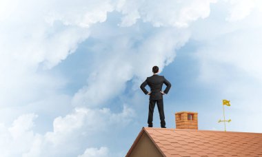 Bay patron tuğla çatı üzerinde