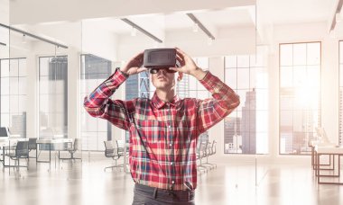 Sanal gerçeklik kulaklık ile genç adam 