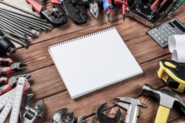 ahşap masa enstrümanlar