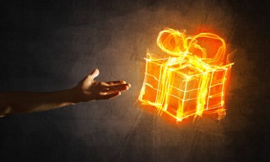  hediye kutusu simgesini avuç içi koyu arka plan