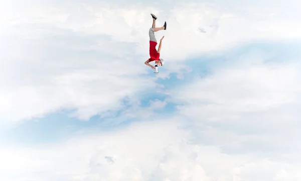 Vrolijke jongeman met megafoon vliegen — Stockfoto