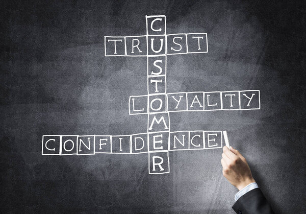 Бизнес-концепция с кроссвордом, нарисованным мелом
