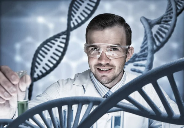 Científico guapo haciendo investigación — Foto de Stock