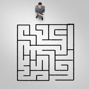 iş adamı yere çizilmiş labirent karşı