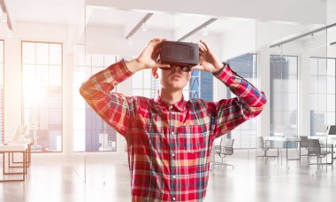 Sanal gerçeklik kulaklık ile genç adam 