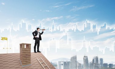 Çatının kenarında genç işadamı