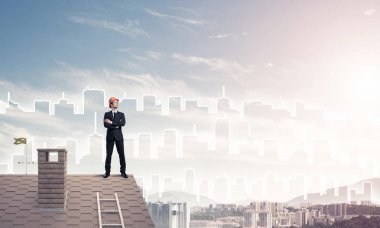 Çatının kenarında genç işadamı