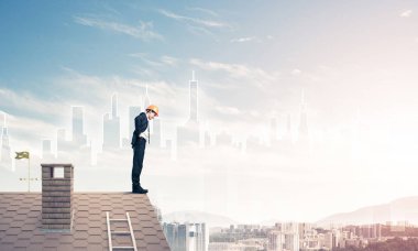 Çatının kenarında genç işadamı