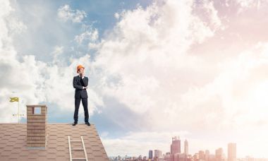 Çatının kenarında genç işadamı