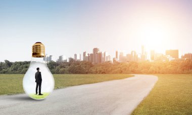 işadamı ampul içinde sıkışmış