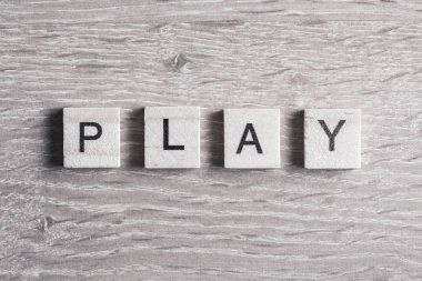 ahşap unsurlar ile kelime oyunu için toplanan mektup