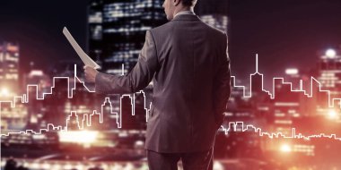 Arkadan görünüş işadamı modern cityscape karşı 