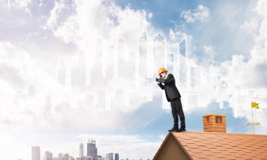 Çatının kenarında genç işadamı