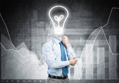 Adam fikrini düşünüyor.