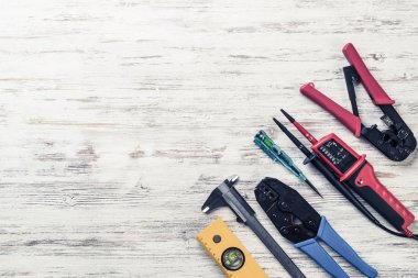 ahşap masa enstrümanlar