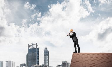 Çatının kenarında genç işadamı
