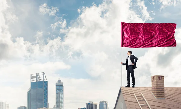 Joven empresario con bandera — Foto de Stock