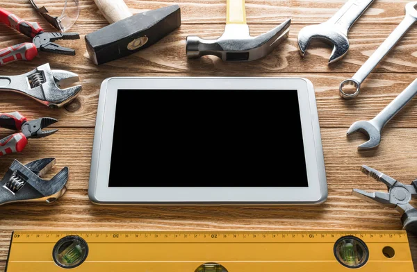 Variedade de ferramentas de construtor e tablet pc — Fotografia de Stock