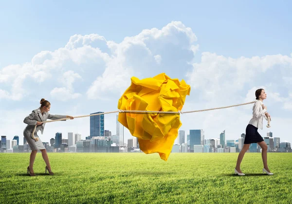 Mujeres de negocios jugando etiqueta de la guerra juego — Foto de Stock