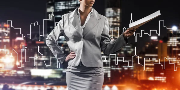 Close view of businesswoman against modern cityscape — Stock Photo, Image