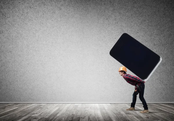 İnşaatçılar büyük akıllı telefon taşır.