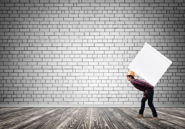 Mann trägt große Schachtel — Stockfoto