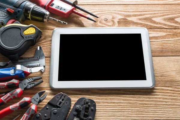 Olika verktyg av builder och tablet pc — Stockfoto