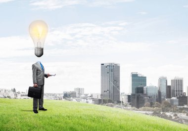 Açık havada duran bavulla iş adamı