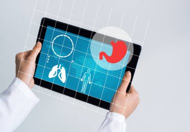 Tablet pc aygıtı doktorun elinde