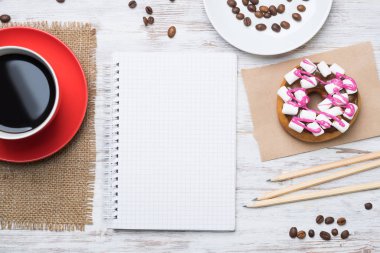 Açık not defteri ve aperatif fincanla