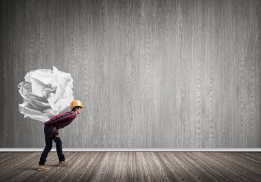 Mühendis adam yükünü taşıyor.