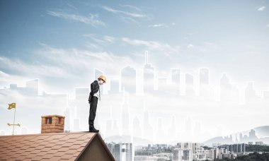 Çatının kenarında genç işadamı