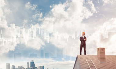 Çatının kenarında genç işadamı