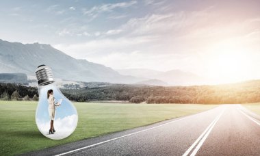 işkadını ampul içinde sıkışmış 