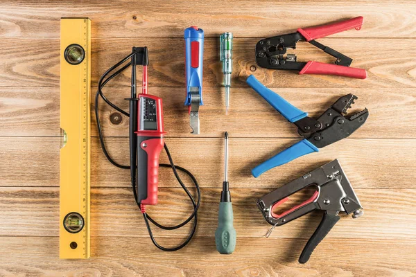 Instrumentos sobre mesa de madera — Foto de Stock