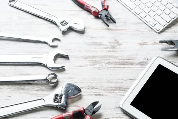 Conjunto de ferramentas industriais e tablet — Fotografia de Stock