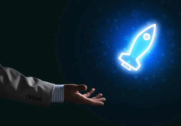 Ракетна сяюча ікона та рука бізнесмена — стокове фото