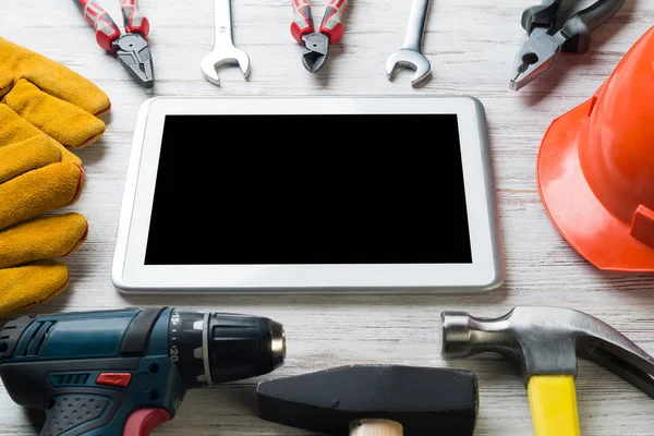 Conjunto de ferramentas industriais e tablet — Fotografia de Stock