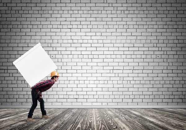 Hombre llevando caja grande —  Fotos de Stock