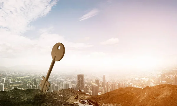 Figura chave de pedra na colina — Fotografia de Stock